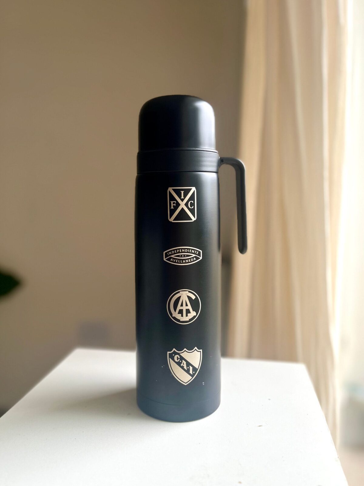 Termo media manija Independiente