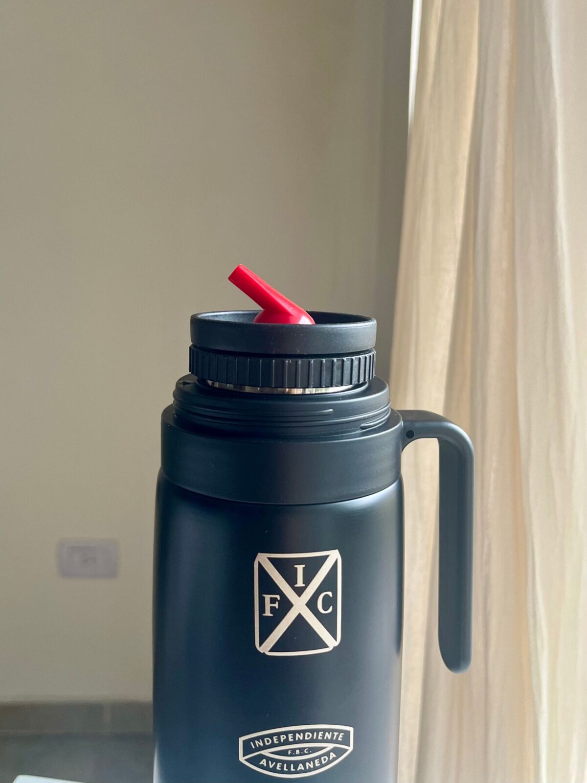 Termo media manija Independiente